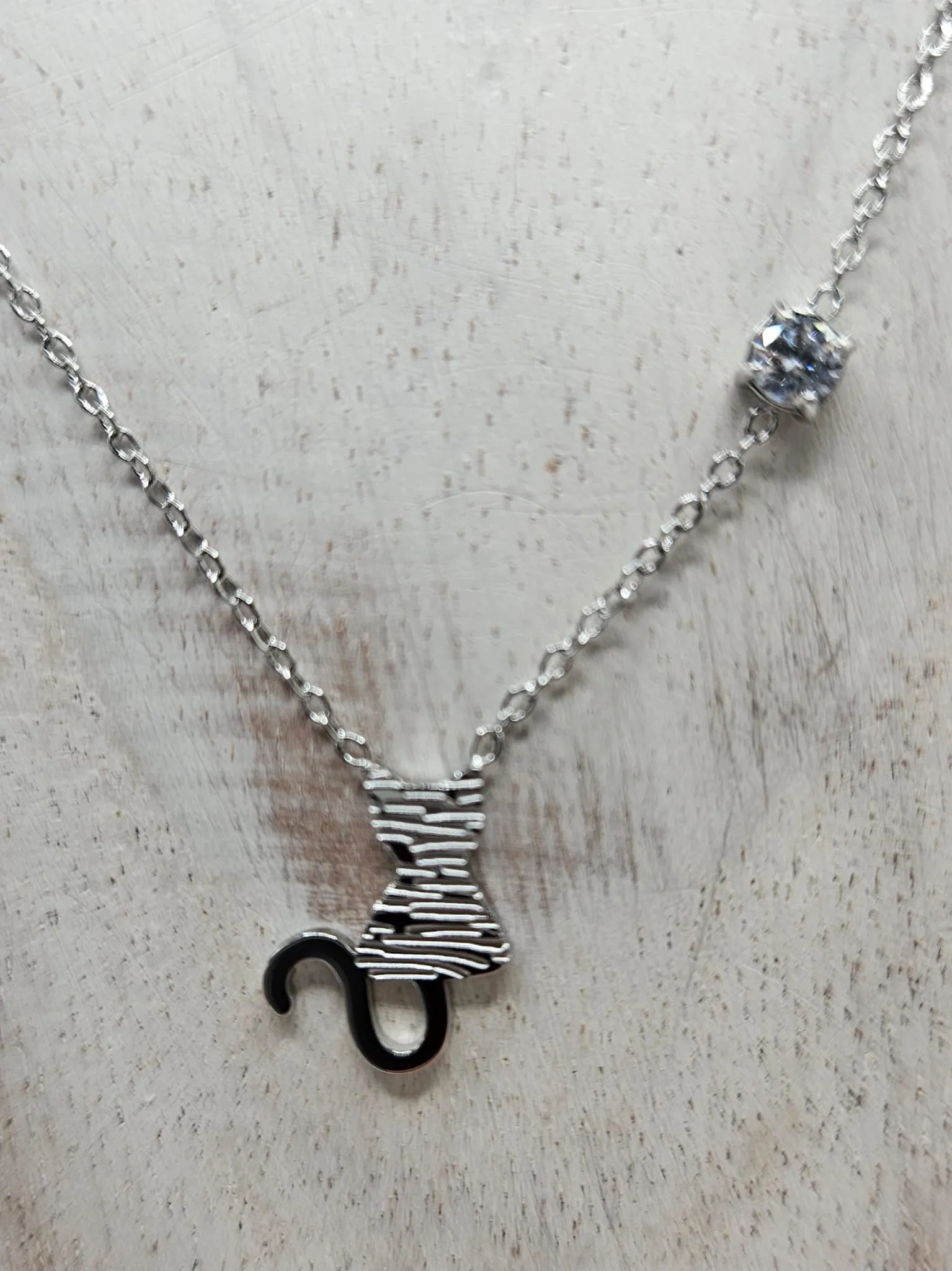 Cadena de acero en color plata con colgante de gatito